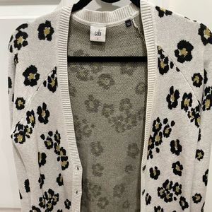 Leopard cardigan with buttons.
